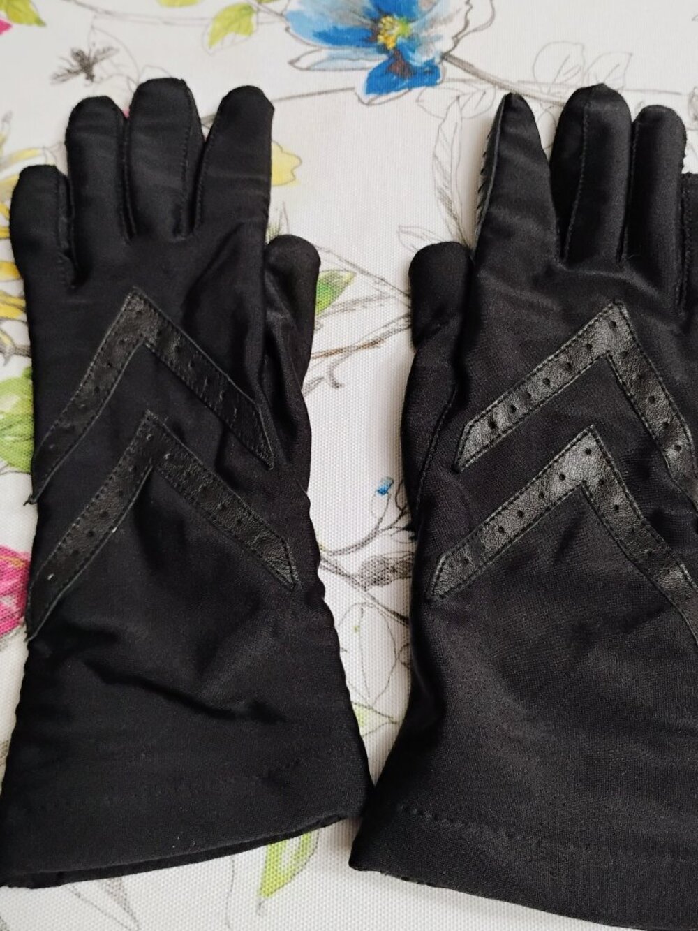 Isotoner Leather Gloves
